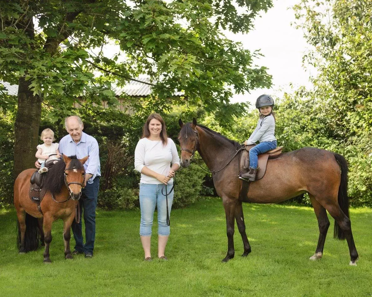 Family portrait session - horse photoshoot