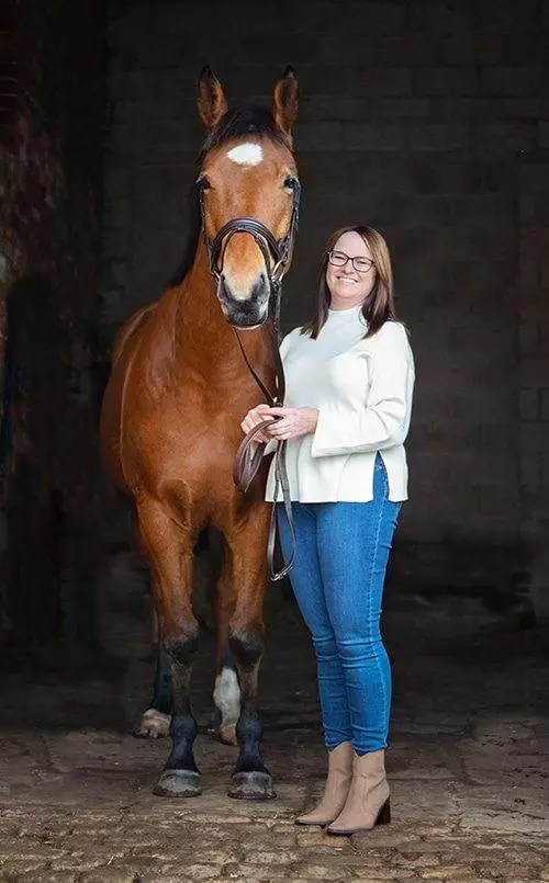 Horse photo shoot in a barn by Emma Campbell