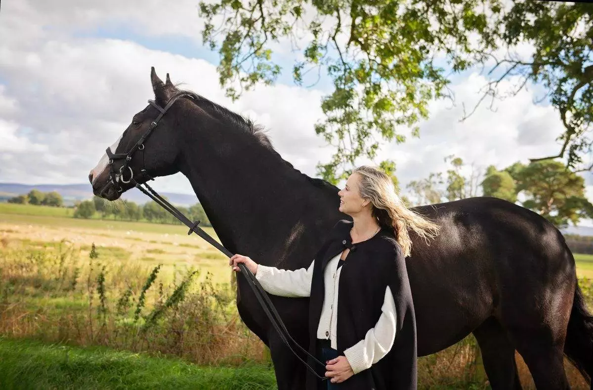 Golden oldie - horse photoshoot by Emma Campbell